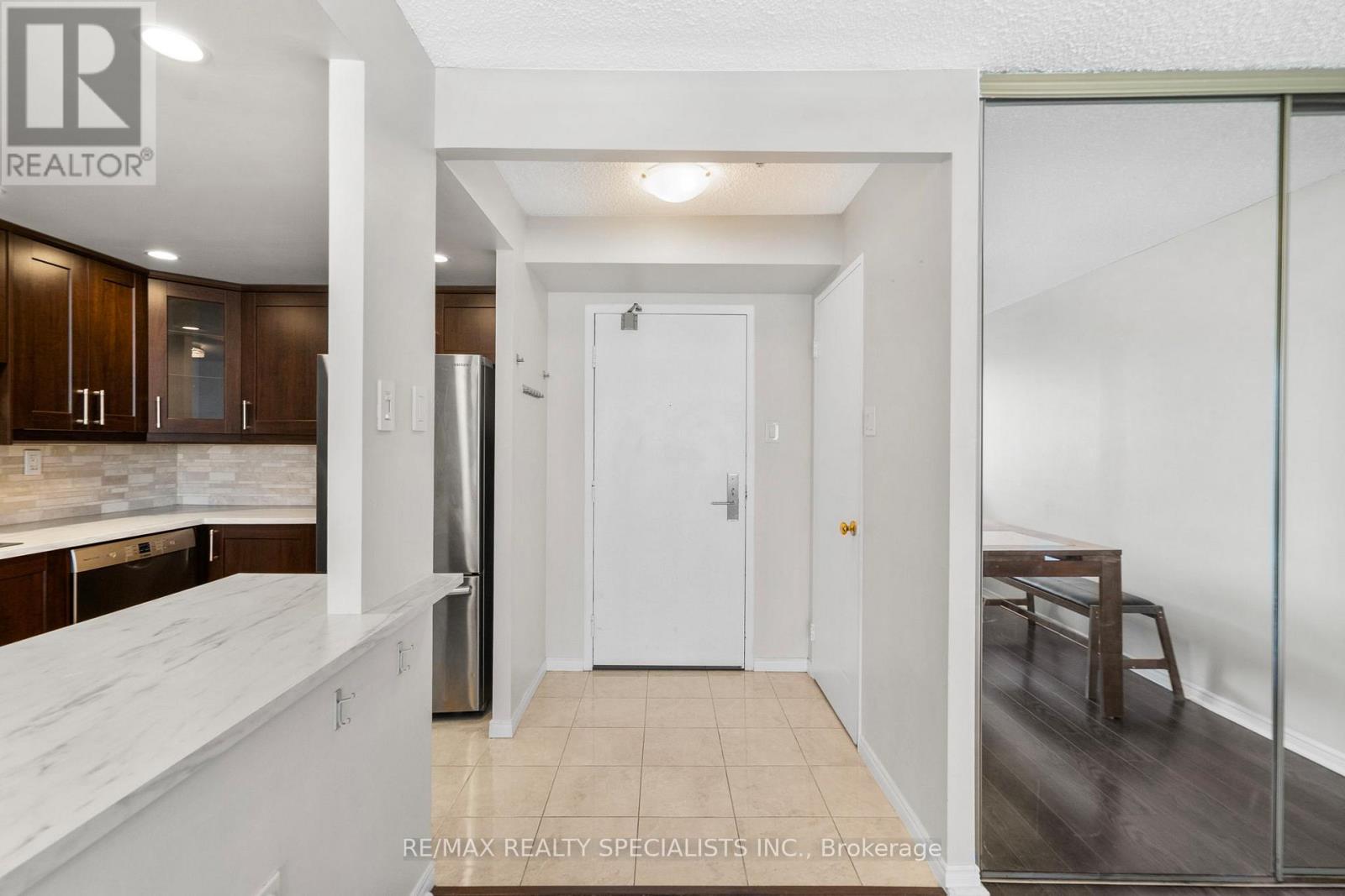 1409 - 25 Fairview Road W, Mississauga, Ontario  L5B 3Y8 - Photo 2 - W13707546