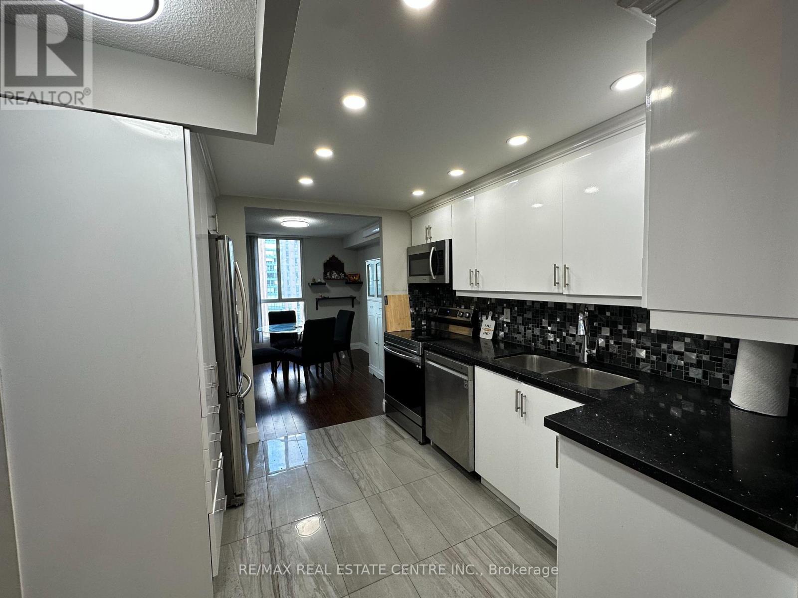 912 - 155 Hillcrest Avenue, Mississauga, Ontario  L5B 3Z2 - Photo 3 - W13707728