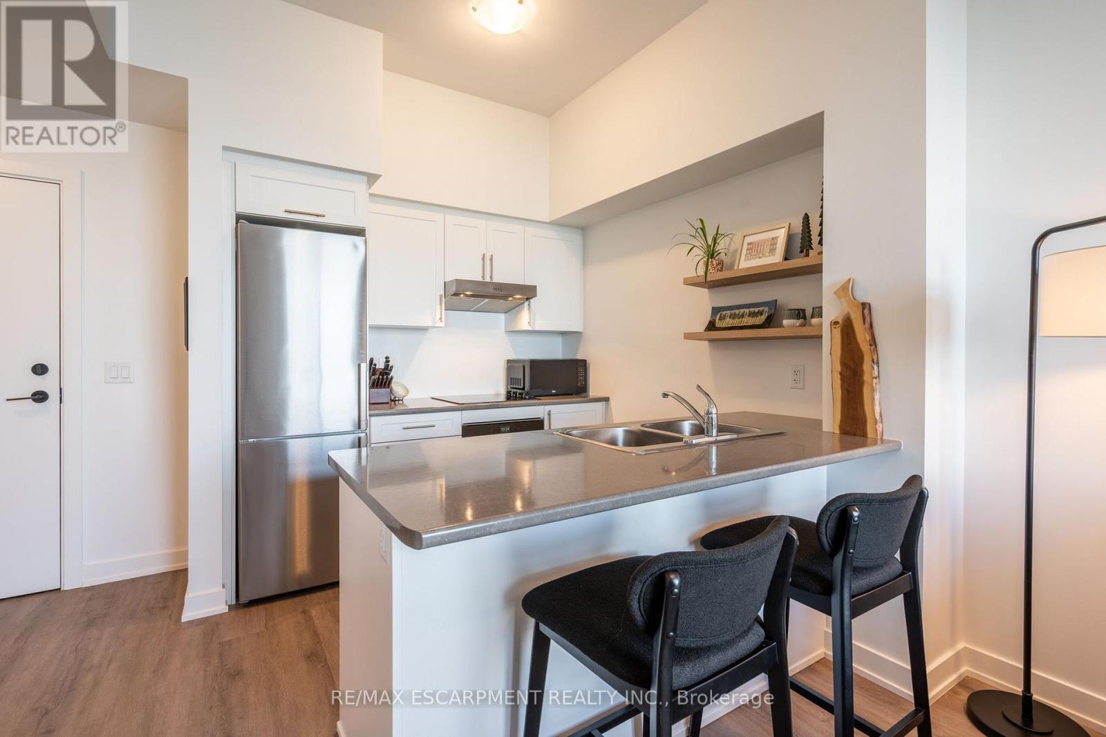 613 - 600 North Service Road, Hamilton, Ontario  L8E 0L2 - Photo 2 - X13707590
