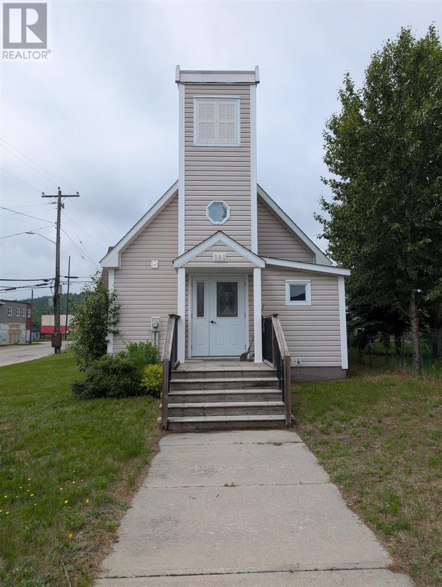 301 Superior St — photo 2