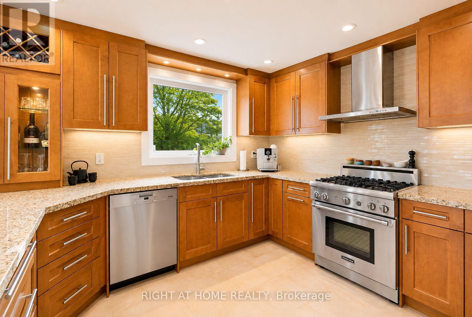 54 London Road, Newmarket, Ontario  L3Y 6A2 - Photo 6 - N13485956