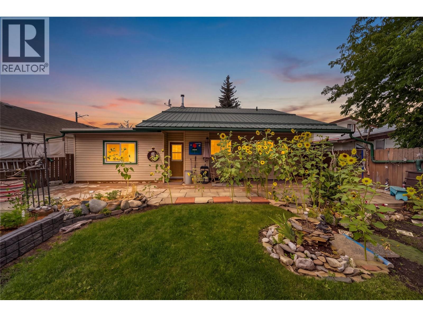 900 18a Avenue N, Cranbrook, British Columbia V1C 3X9 - Photo 1 - 10398339