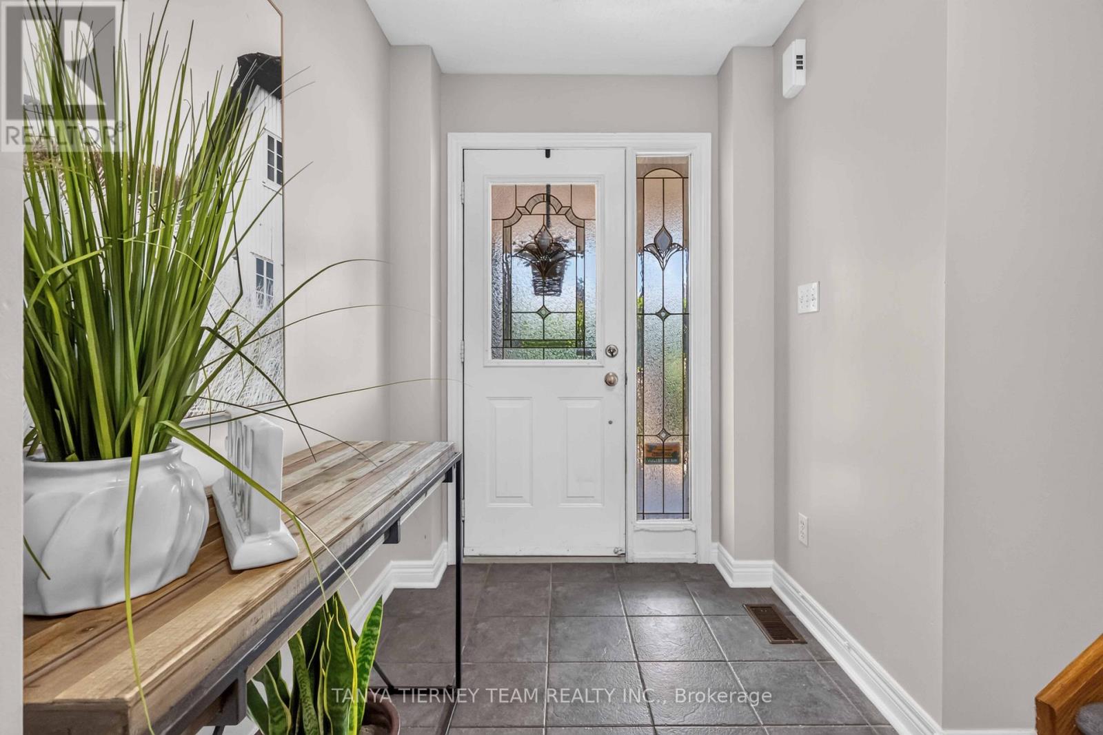 22 Sinden Drive, Whitby, Ontario  L1M 2B8 - Photo 6 - E13707772