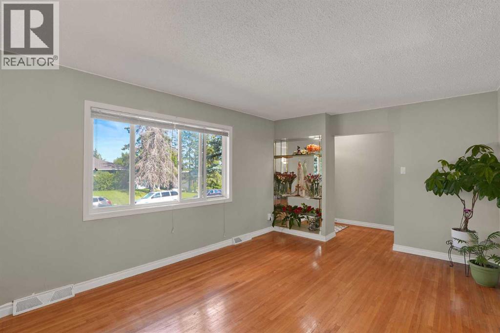 10315 8 Street Sw, Calgary, Alberta  T2W 0H2 - Photo 4 - A2328560