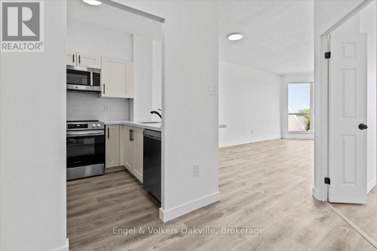 511 - 2511 Lakeshore Road W, Oakville, Ontario  L6L 6L9 - Photo 4 - W13707882