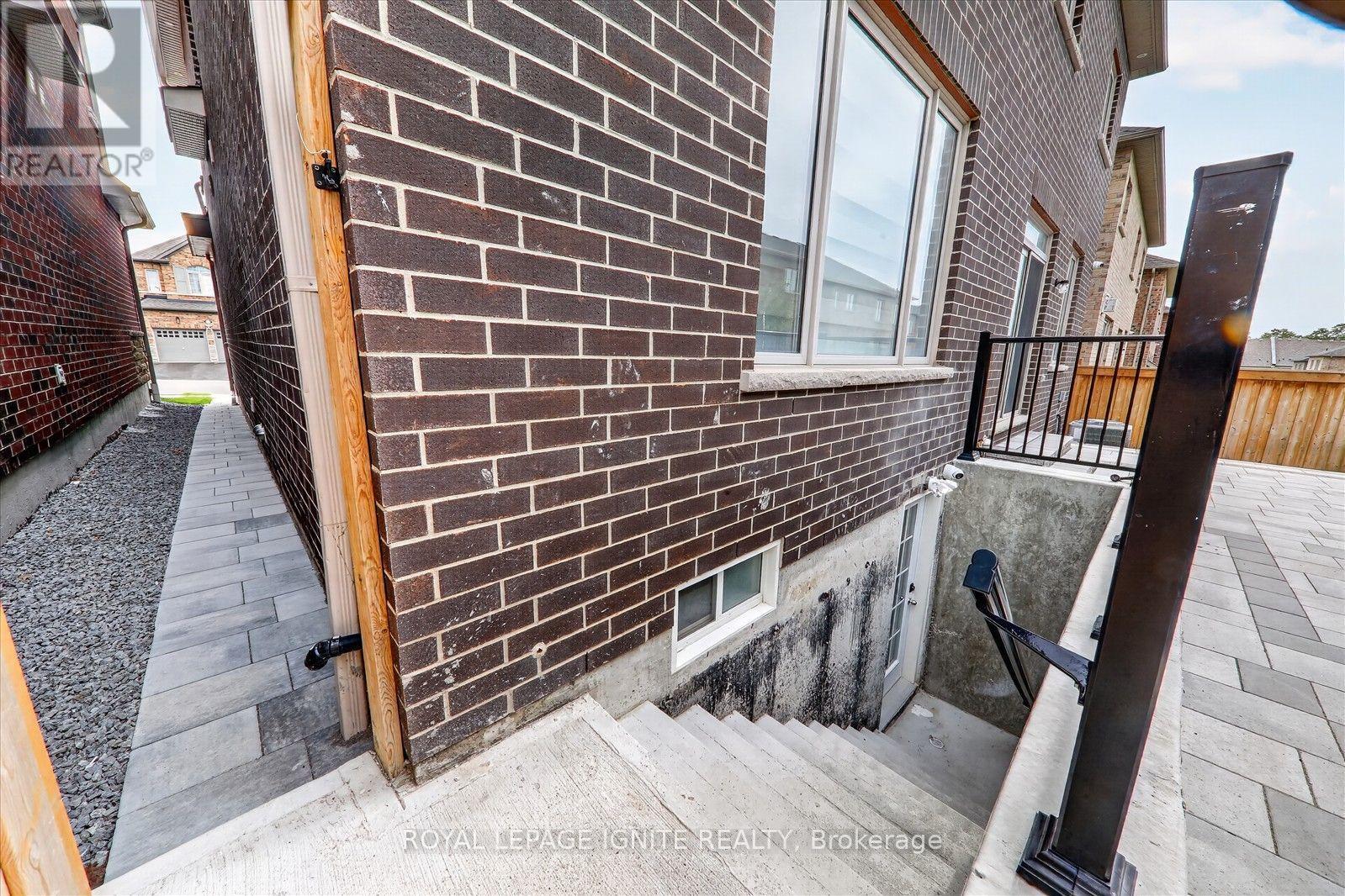 2404 Florentine Place, Pickering, Ontario  L1X 0H2 - Photo 2 - E13708010