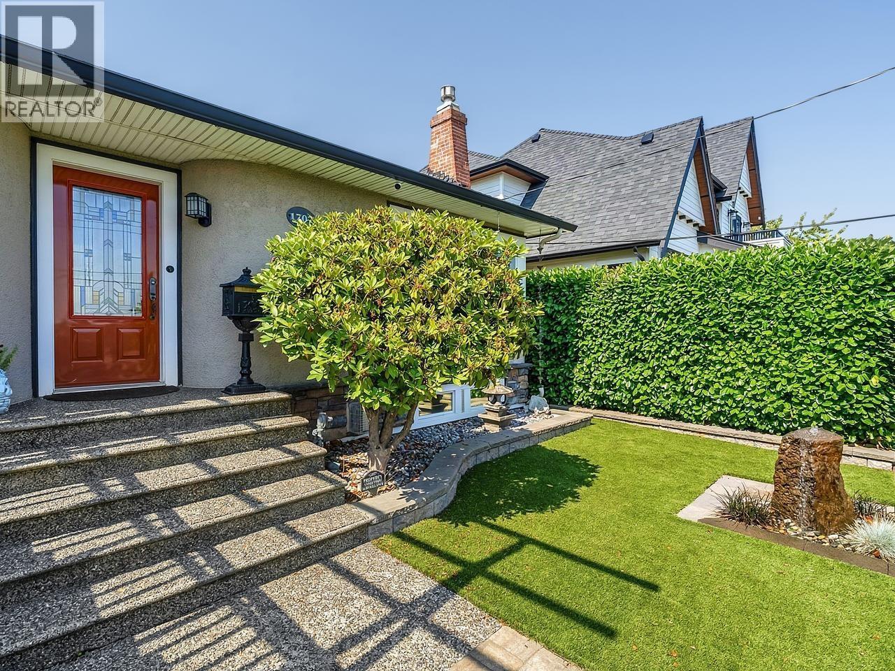 1707 NANAIMO STREET, New Westminster, British Columbia