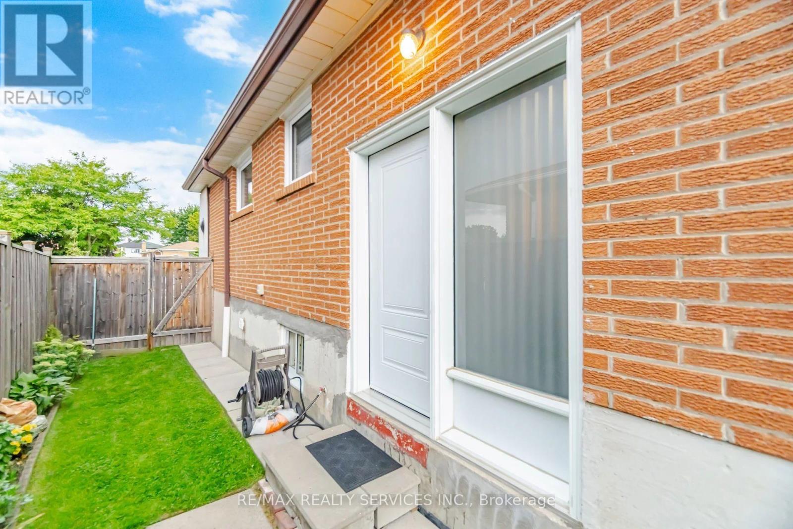 2414 Whaley Drive, Mississauga, Ontario  L5B 2B5 - Photo 19 - W13707964