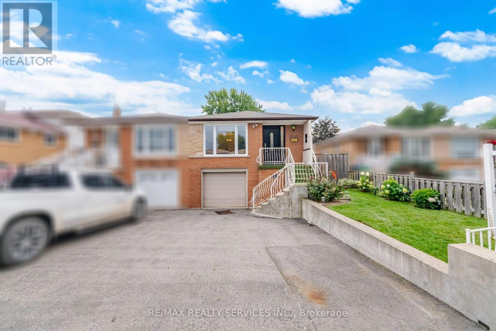 2414 Whaley Drive, Mississauga, Ontario  L5B 2B5 - Photo 2 - W13707964