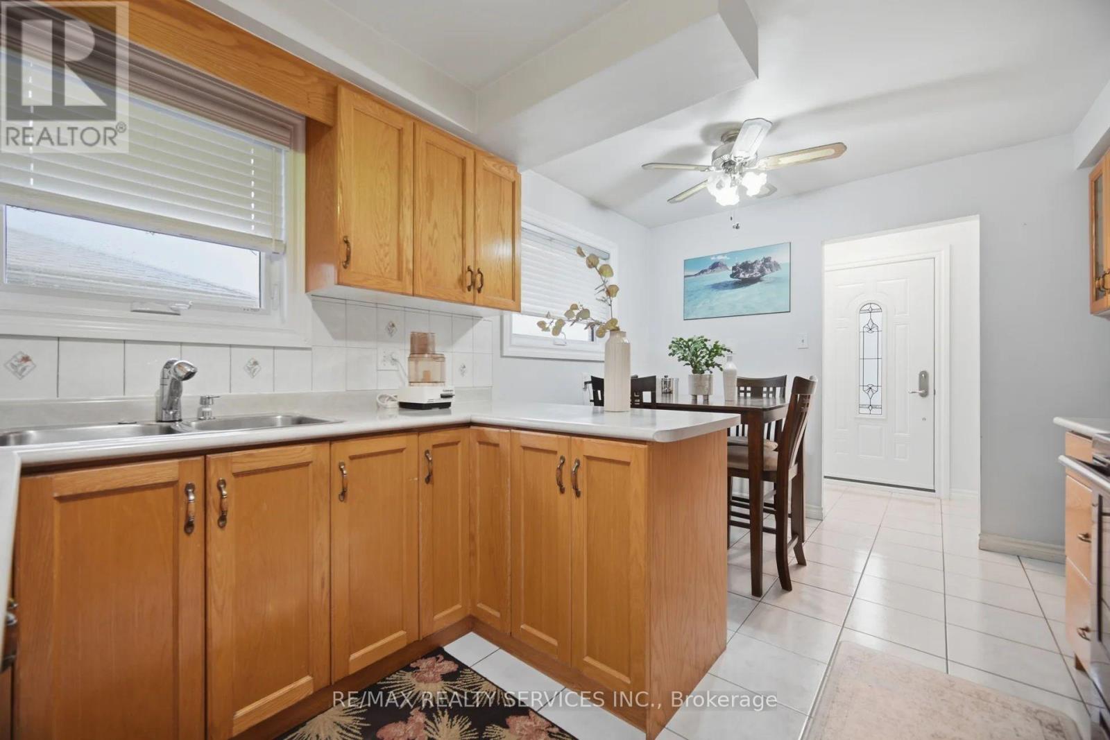 2414 Whaley Drive, Mississauga, Ontario  L5B 2B5 - Photo 9 - W13707964
