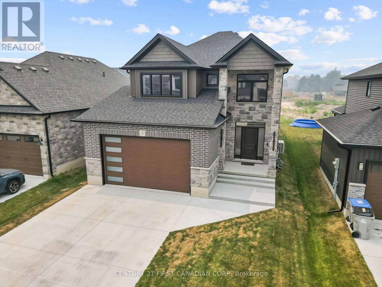 9 Sheldabren Street, North Middlesex, Ontario  N0M 1A0 - Photo 2 - X13708072