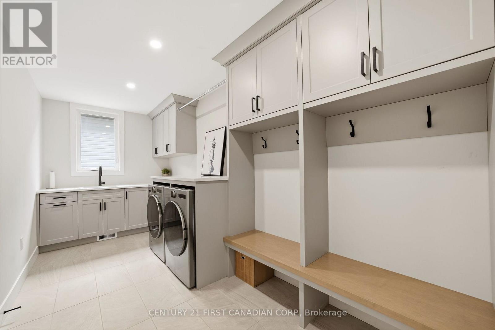 9 Sheldabren Street, North Middlesex, Ontario  N0M 1A0 - Photo 4 - X13708072