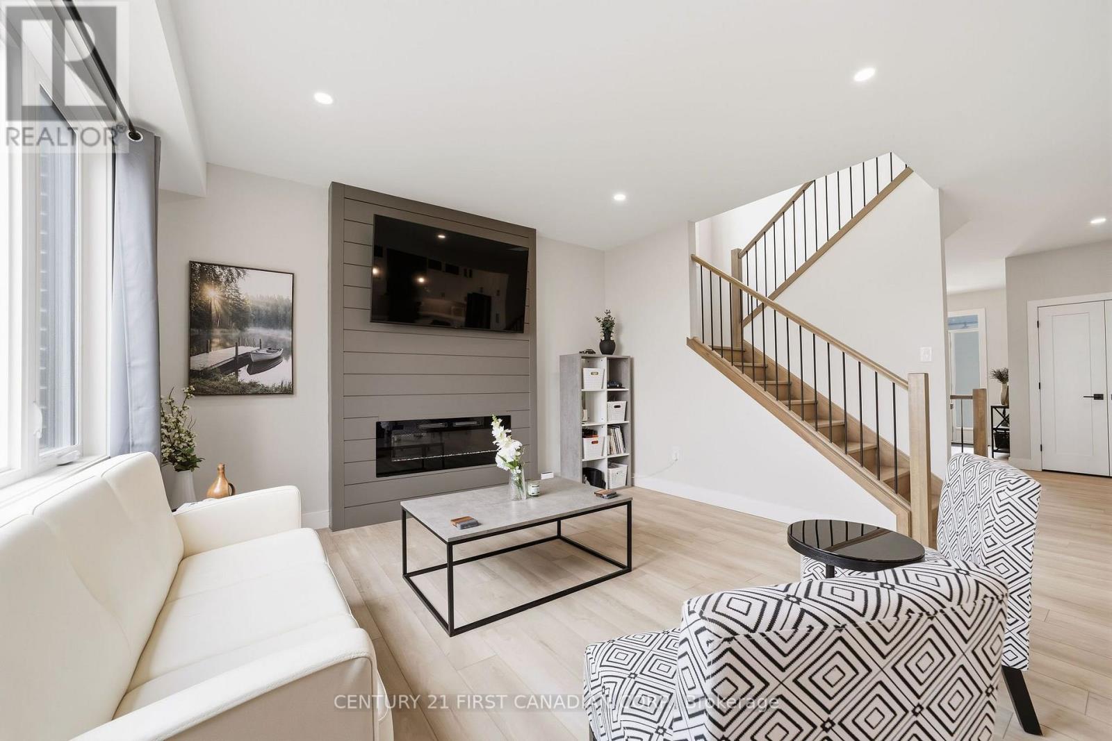 9 Sheldabren Street, North Middlesex, Ontario  N0M 1A0 - Photo 8 - X13708072