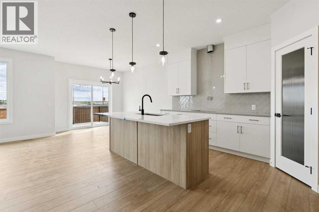 546 Hotchkiss Manor, Calgary, Alberta  T3S 0J9 - Photo 4 - A2308251