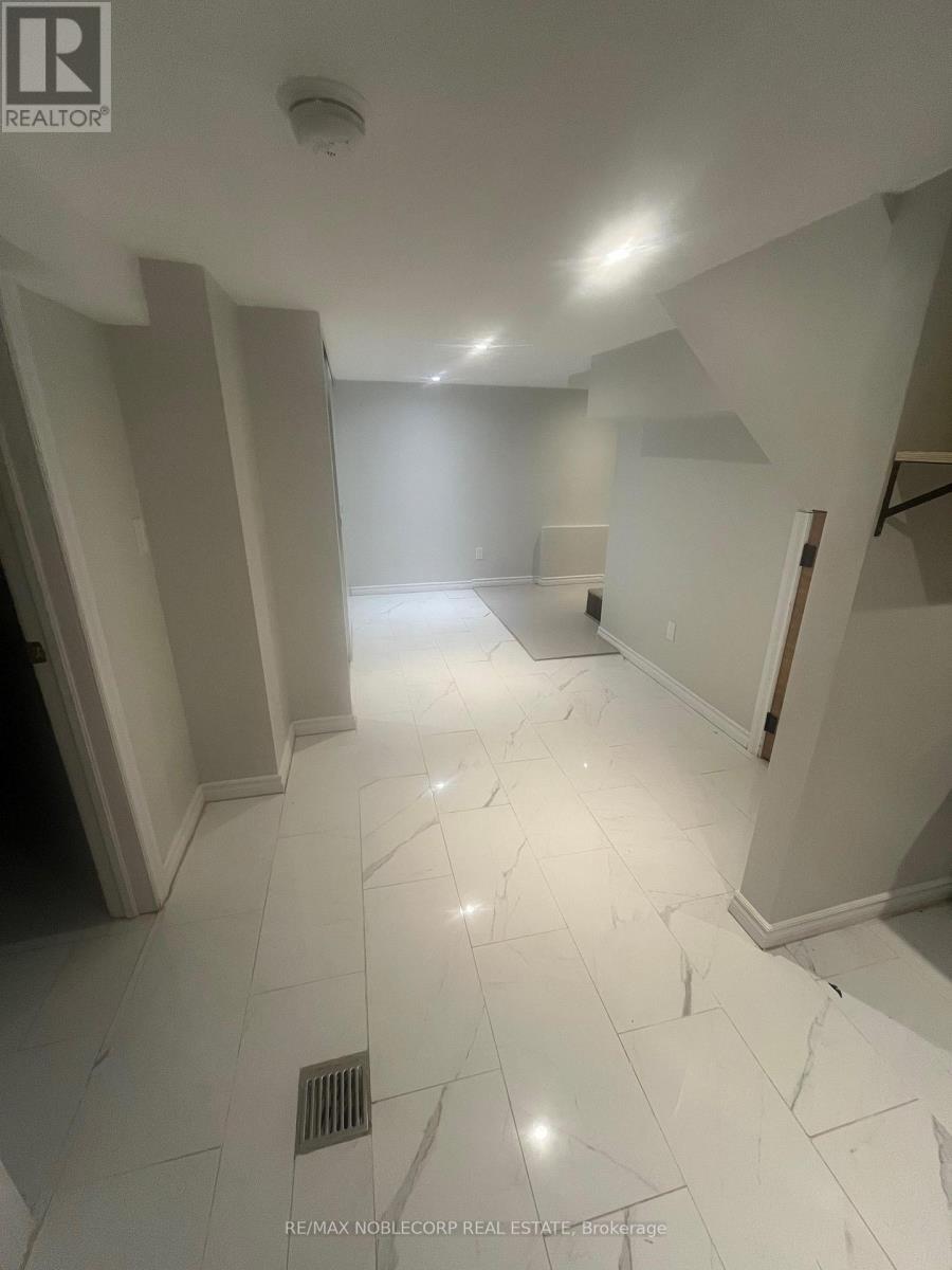 20 Payzac Avenue, Toronto, Ontario  M1E 2W7 - Photo 5 - E13708046