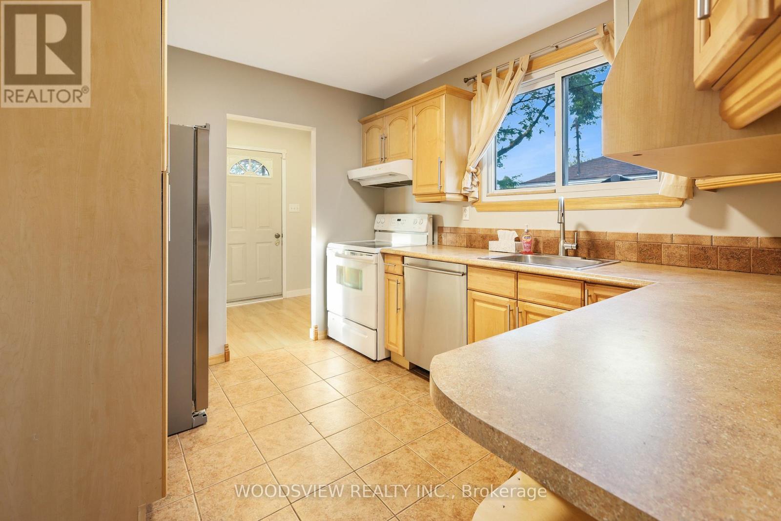 851 Moretta Avenue, Pickering, Ontario  L1W 2K1 - Photo 3 - E13708066