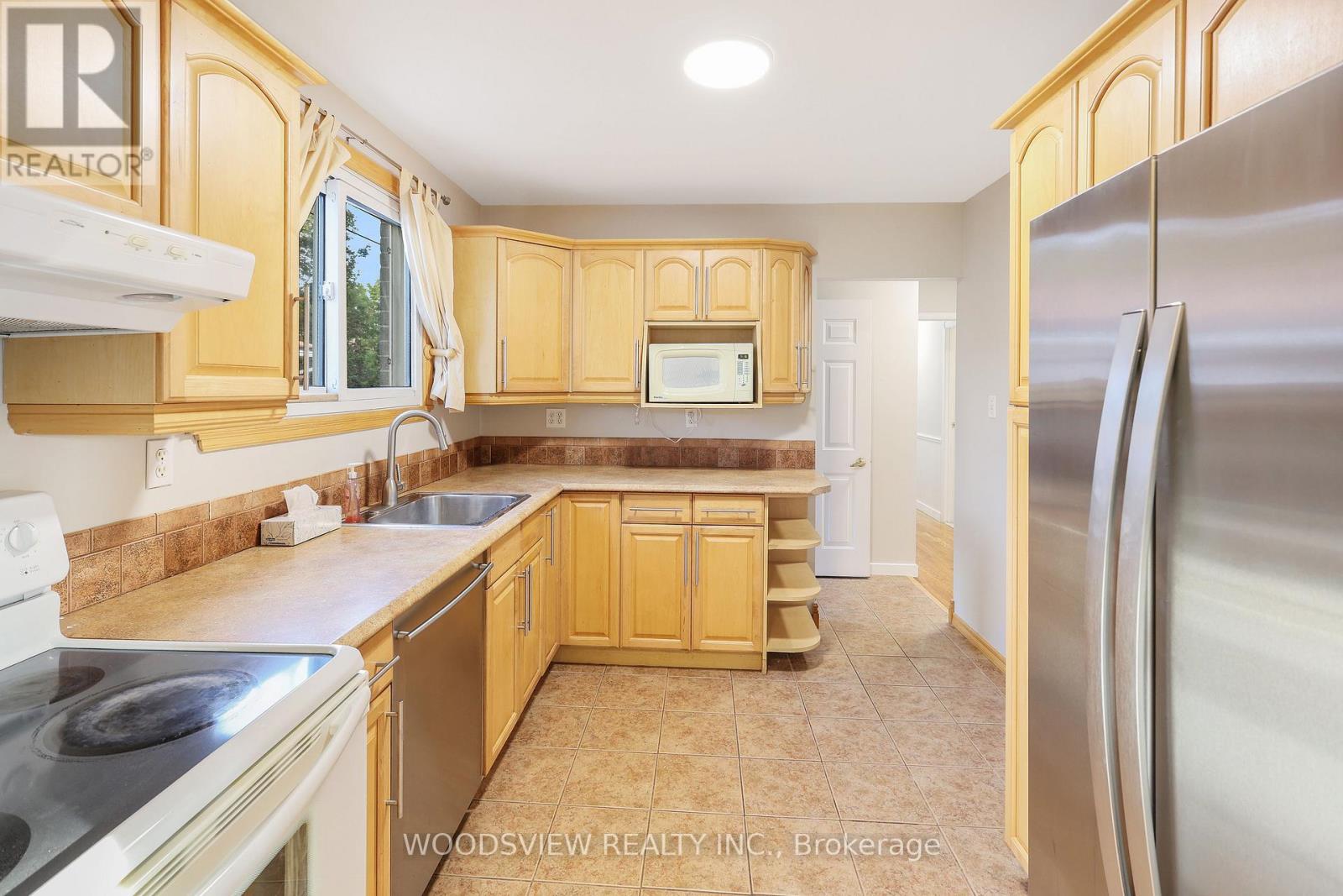 851 Moretta Avenue, Pickering, Ontario  L1W 2K1 - Photo 4 - E13708066