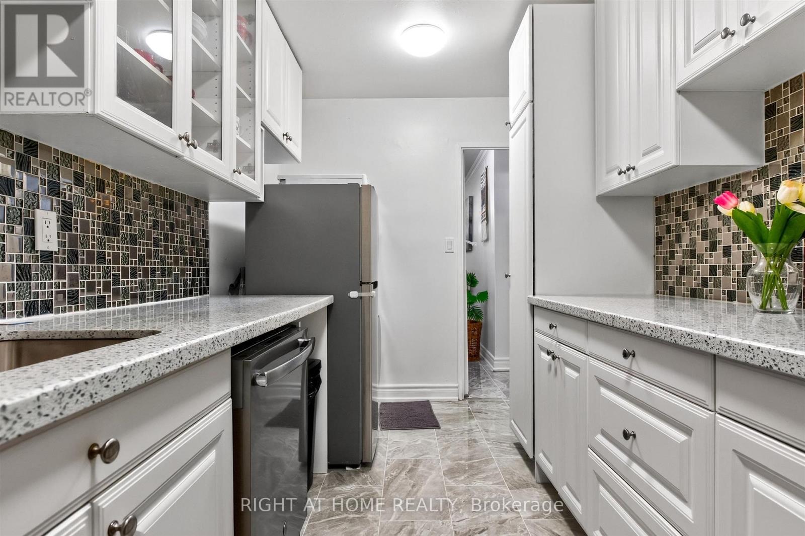 2407 - 3 Massey Square, Toronto, Ontario M4C 5L5 - Photo 7 - E13704834