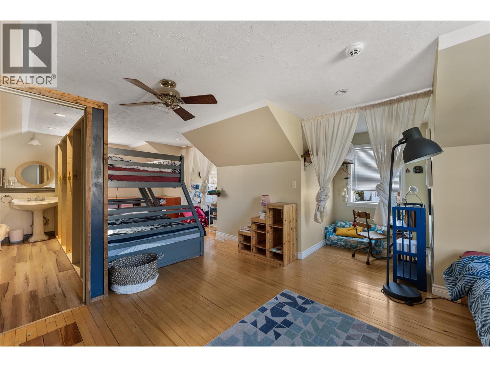 691-693 Okanagan Boulevard Kelowna, BC V1Y7L2_18