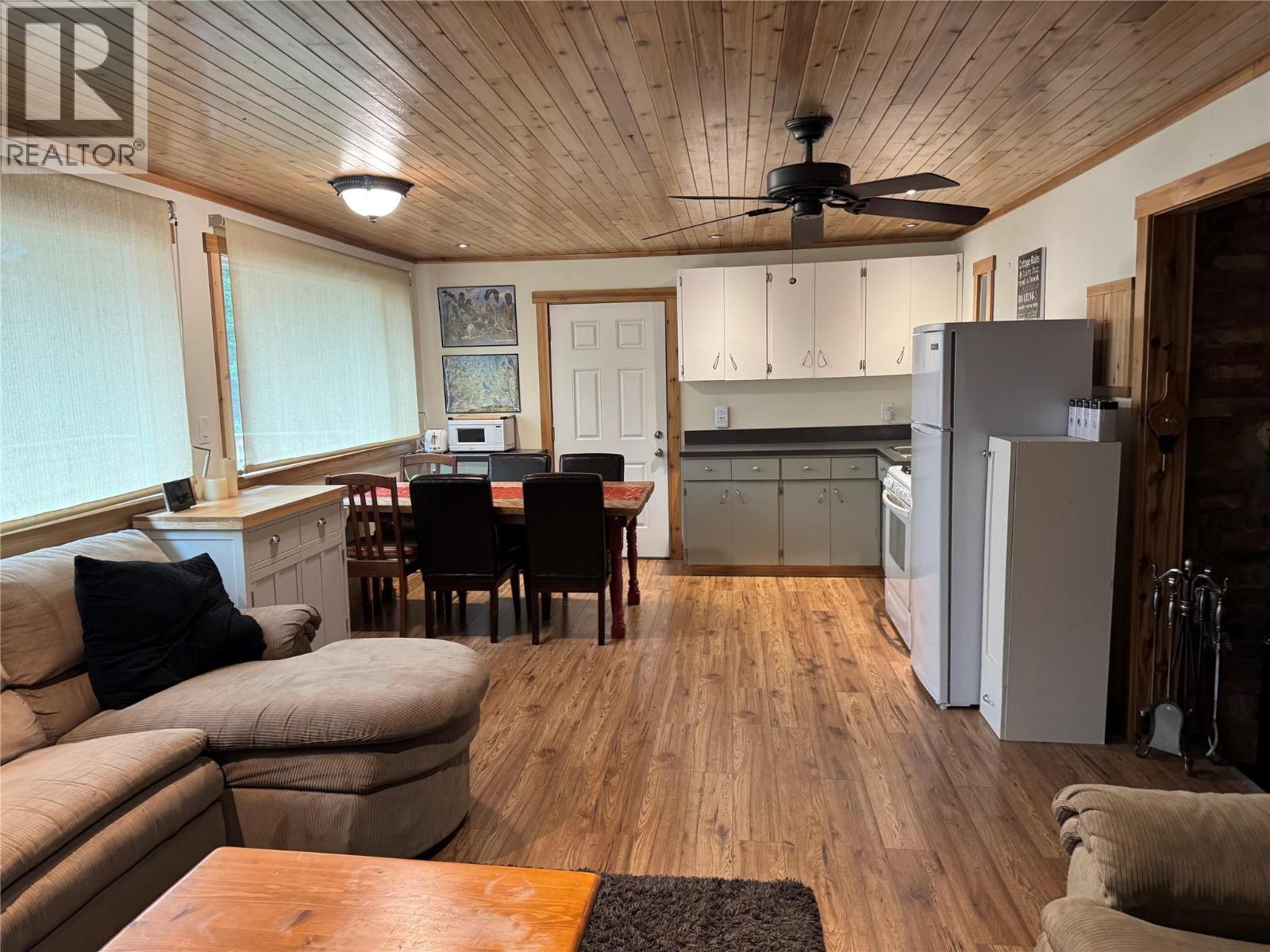6453 Pinaus Lake Road, Falkland, British Columbia  V0E 1W0 - Photo 4 - 10389687