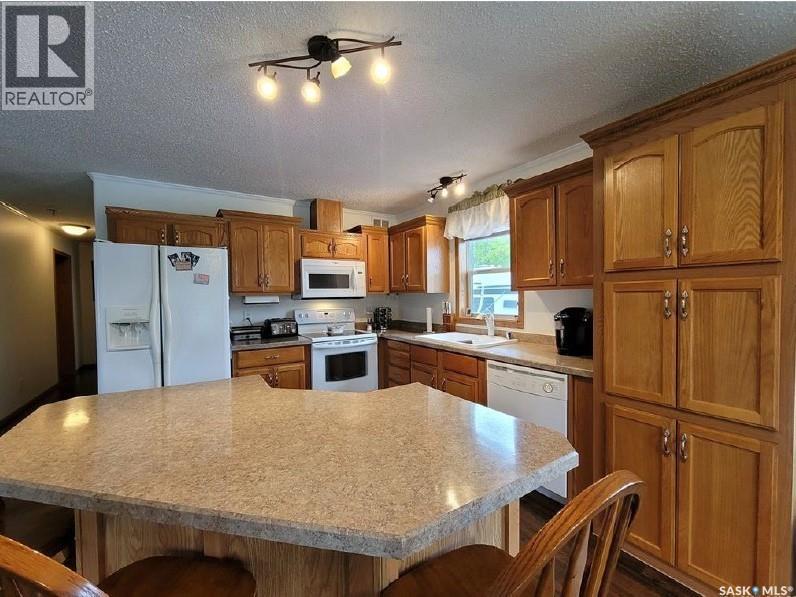 210 4th Street E, Meadow Lake, Saskatchewan  S9X 1H5 - Photo 2 - SK046503