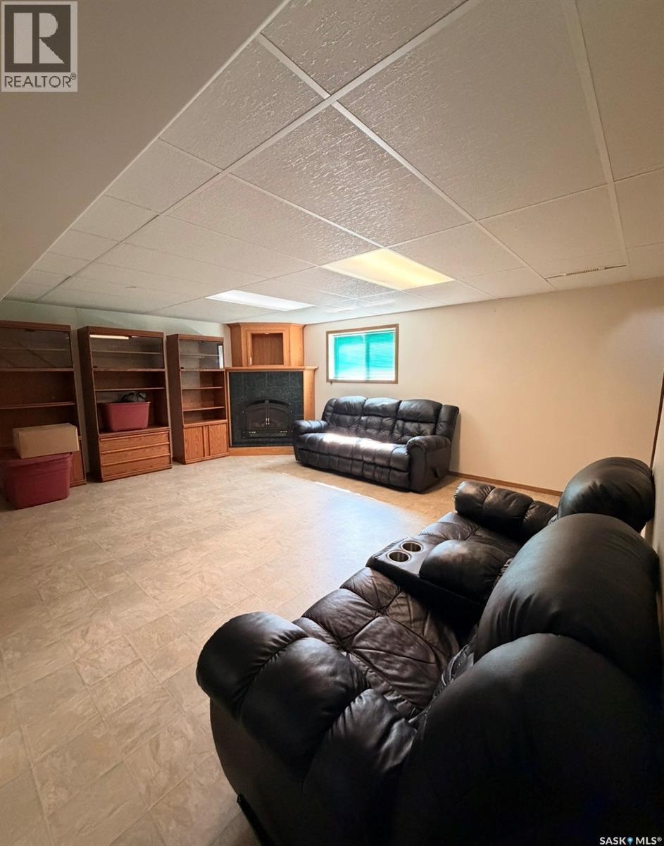 210 4th Street E, Meadow Lake, Saskatchewan  S9X 1H5 - Photo 5 - SK046503