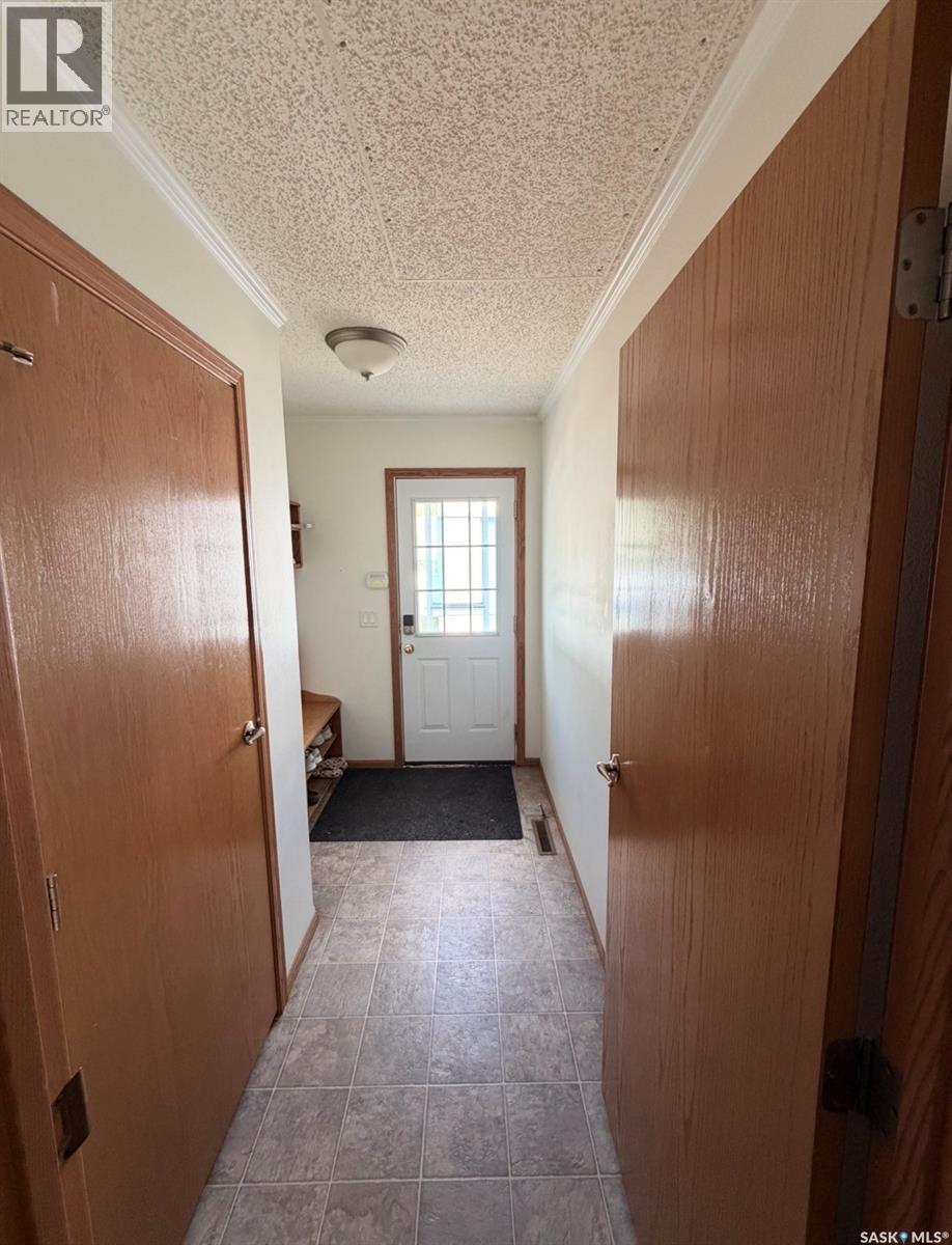 210 4th Street E, Meadow Lake, Saskatchewan  S9X 1H5 - Photo 7 - SK046503