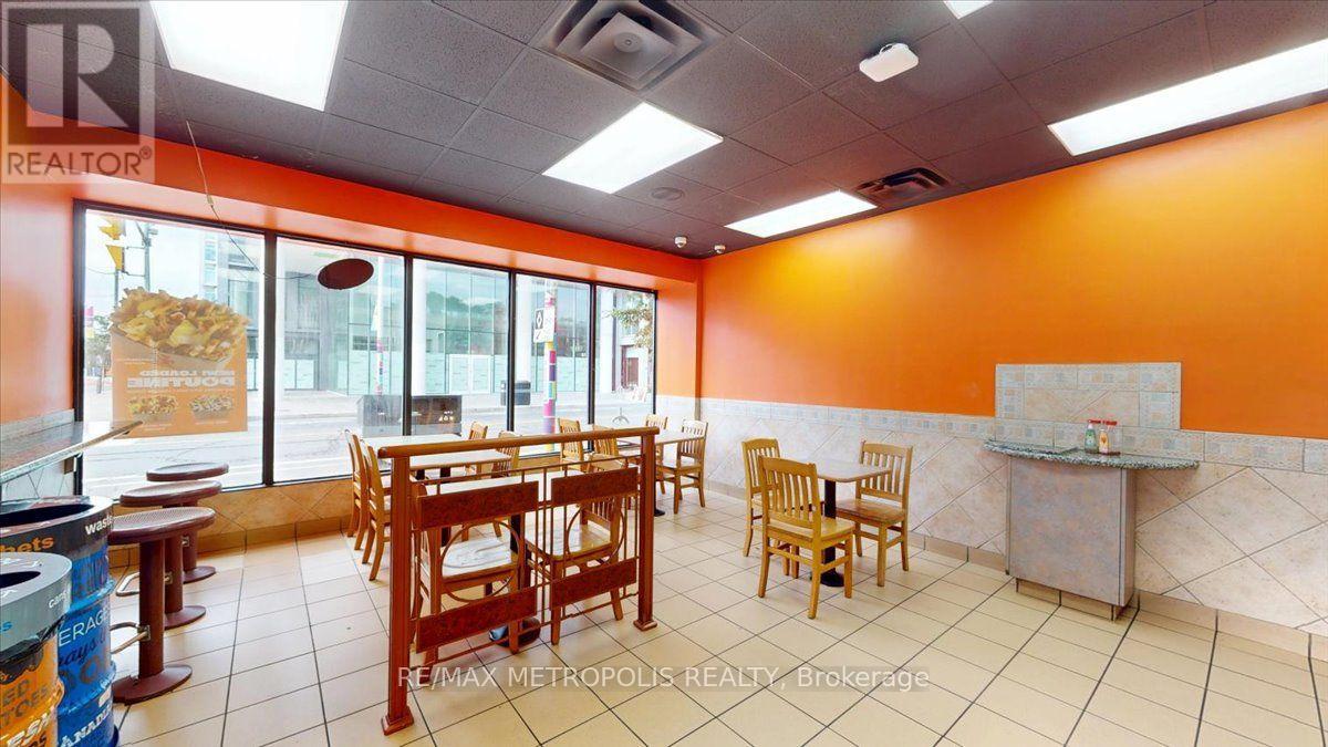 558 Bloor St Street, Toronto, Ontario  M6G 1K1 - Photo 11 - C13708304