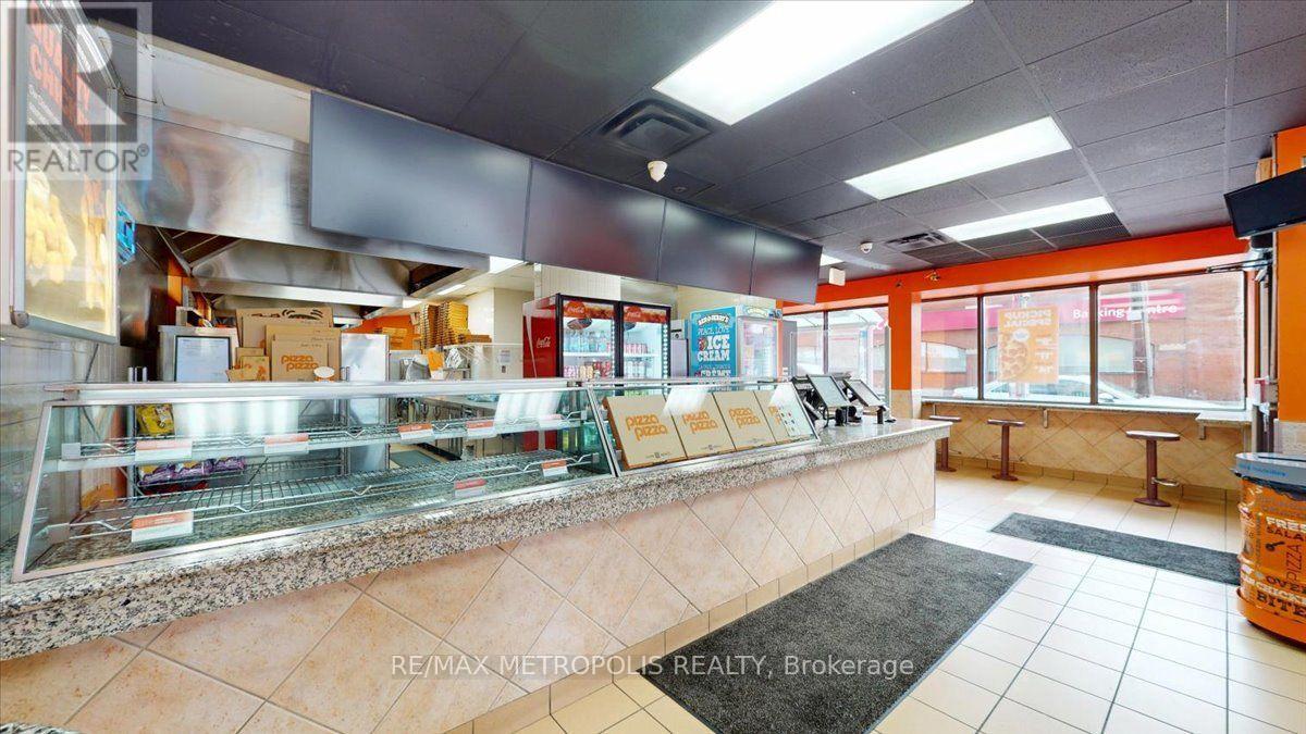 558 Bloor St Street, Toronto, Ontario  M6G 1K1 - Photo 14 - C13708304