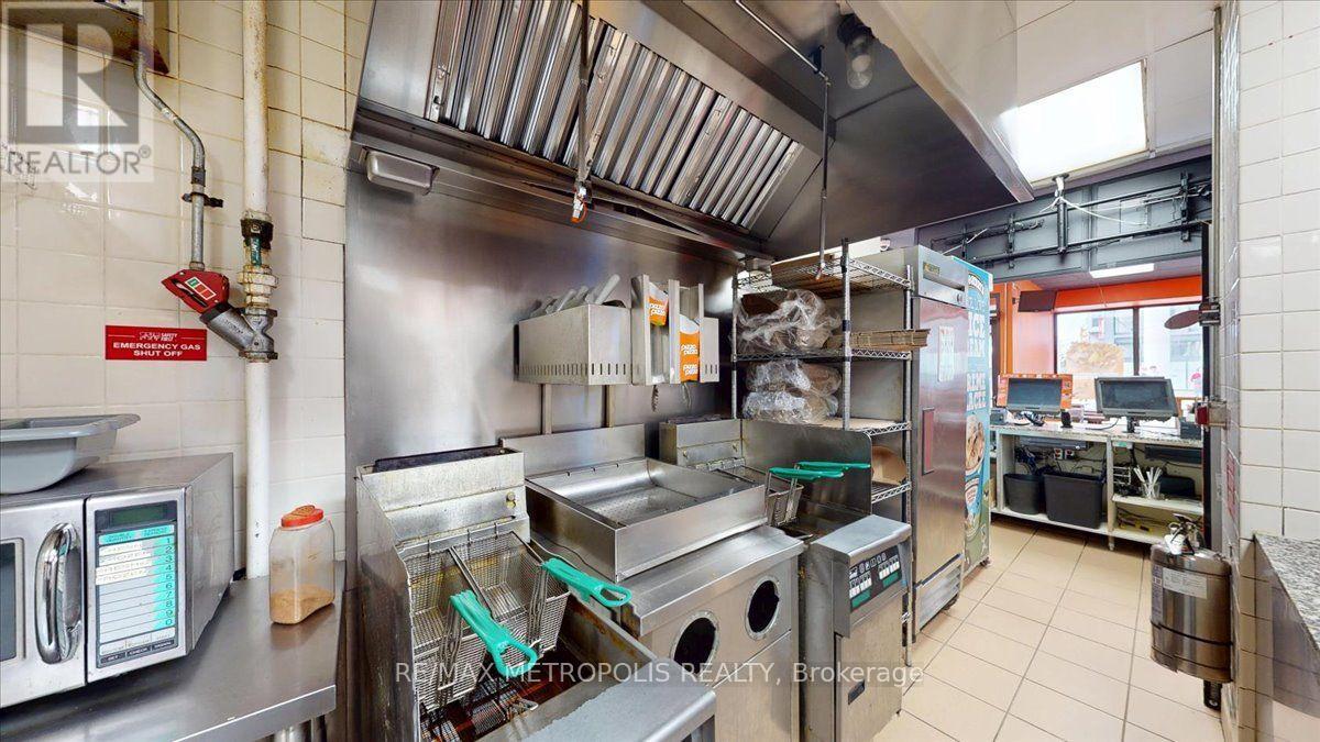 558 Bloor St Street, Toronto, Ontario  M6G 1K1 - Photo 21 - C13708304