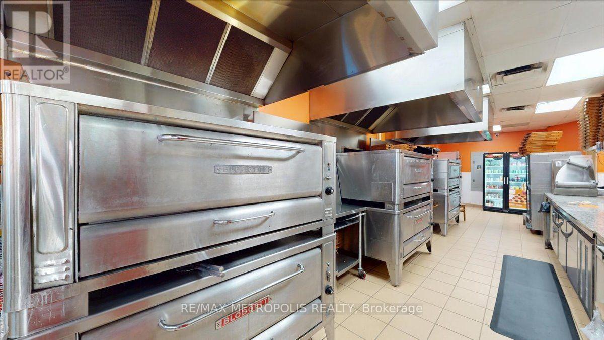 558 Bloor St Street, Toronto, Ontario  M6G 1K1 - Photo 24 - C13708304