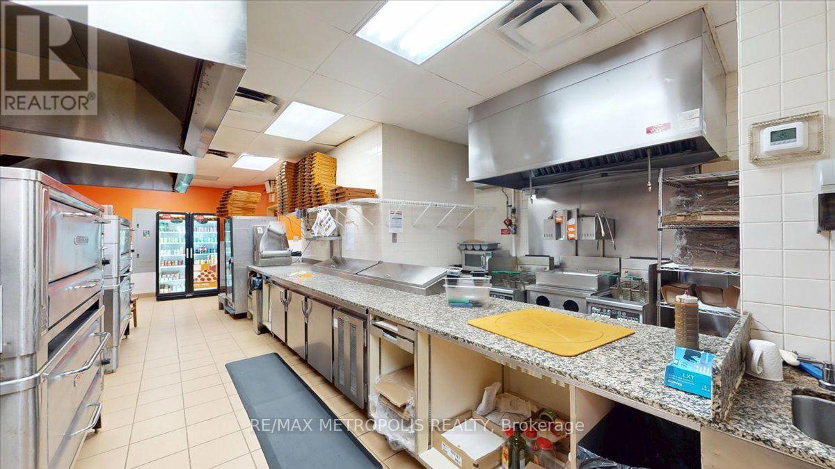 558 Bloor St Street, Toronto, Ontario  M6G 1K1 - Photo 25 - C13708304
