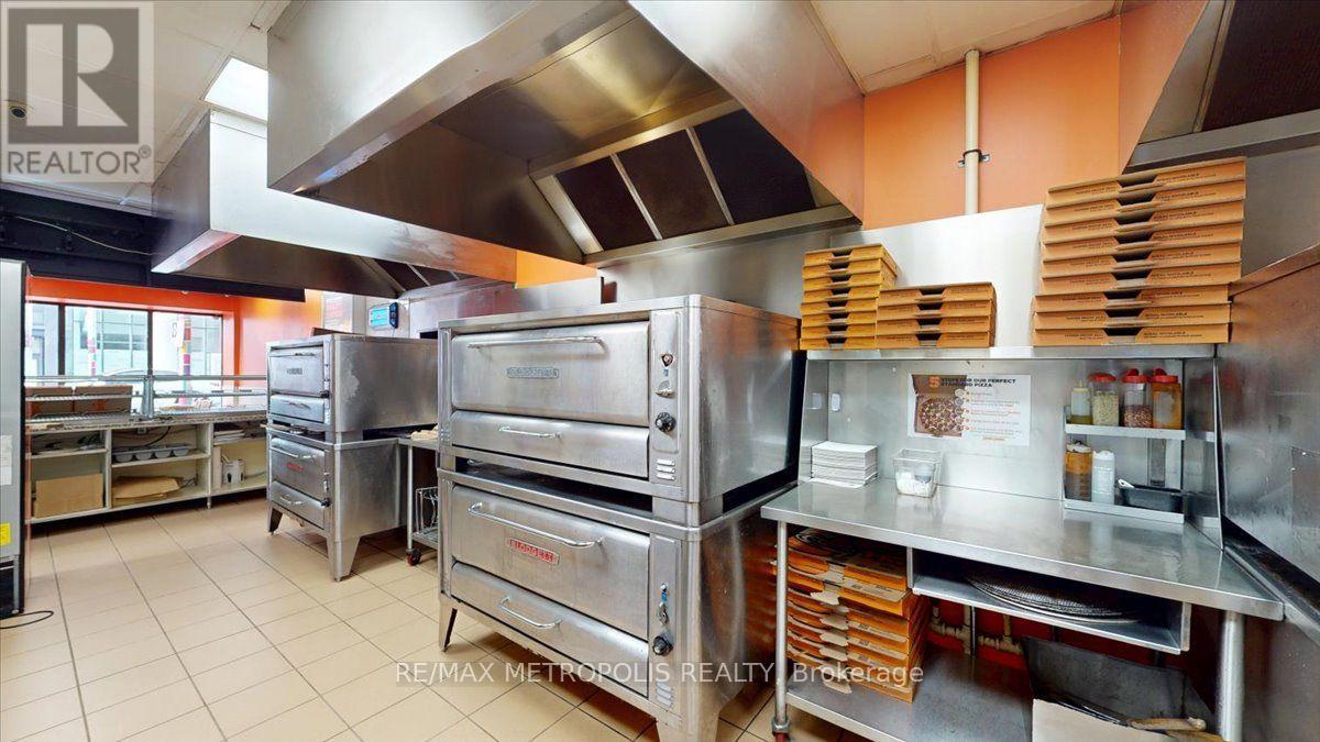 558 Bloor St Street, Toronto, Ontario  M6G 1K1 - Photo 26 - C13708304
