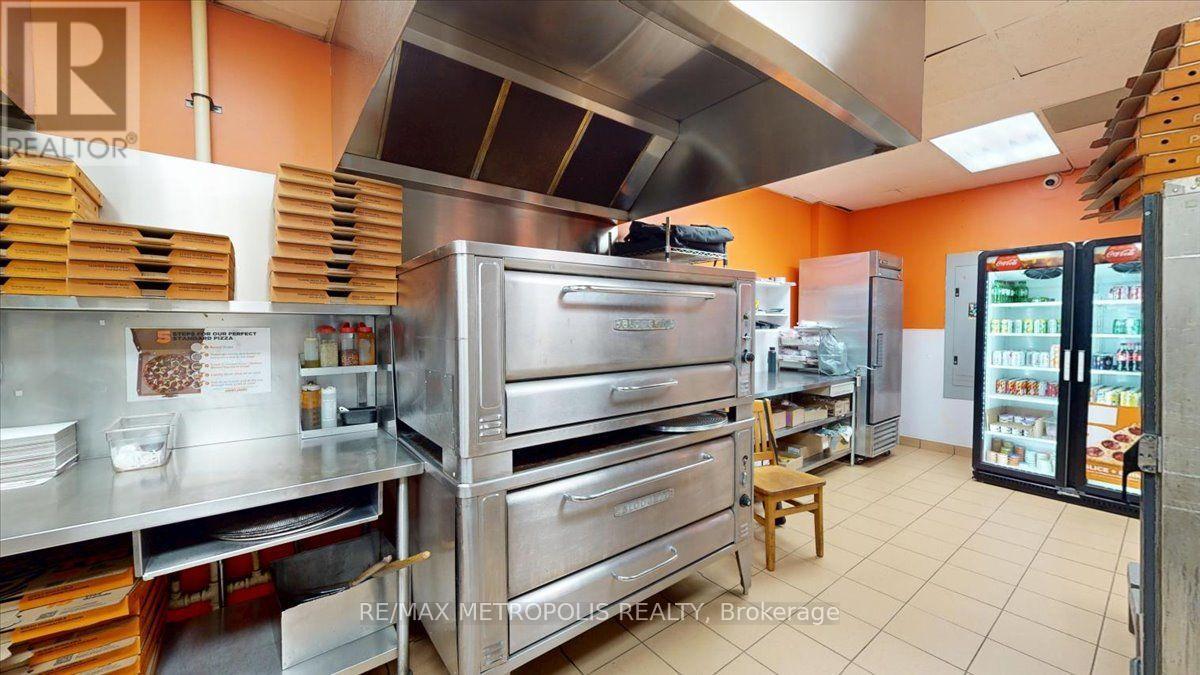 558 Bloor St Street, Toronto, Ontario  M6G 1K1 - Photo 27 - C13708304