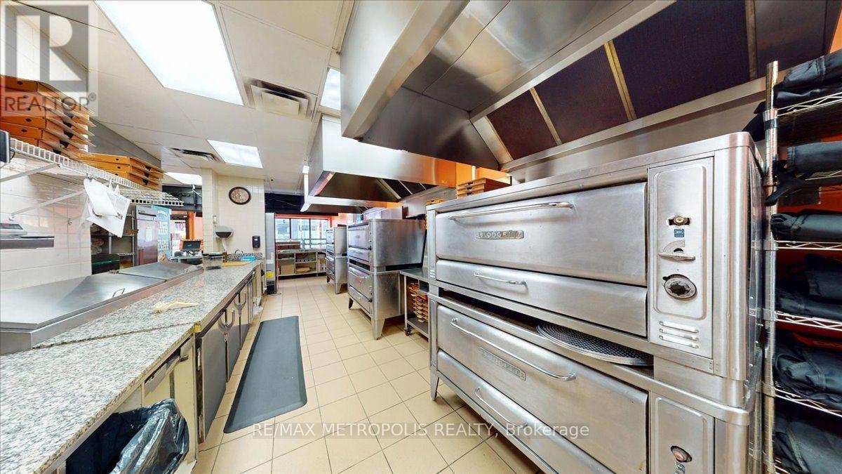 558 Bloor St Street, Toronto, Ontario  M6G 1K1 - Photo 29 - C13708304
