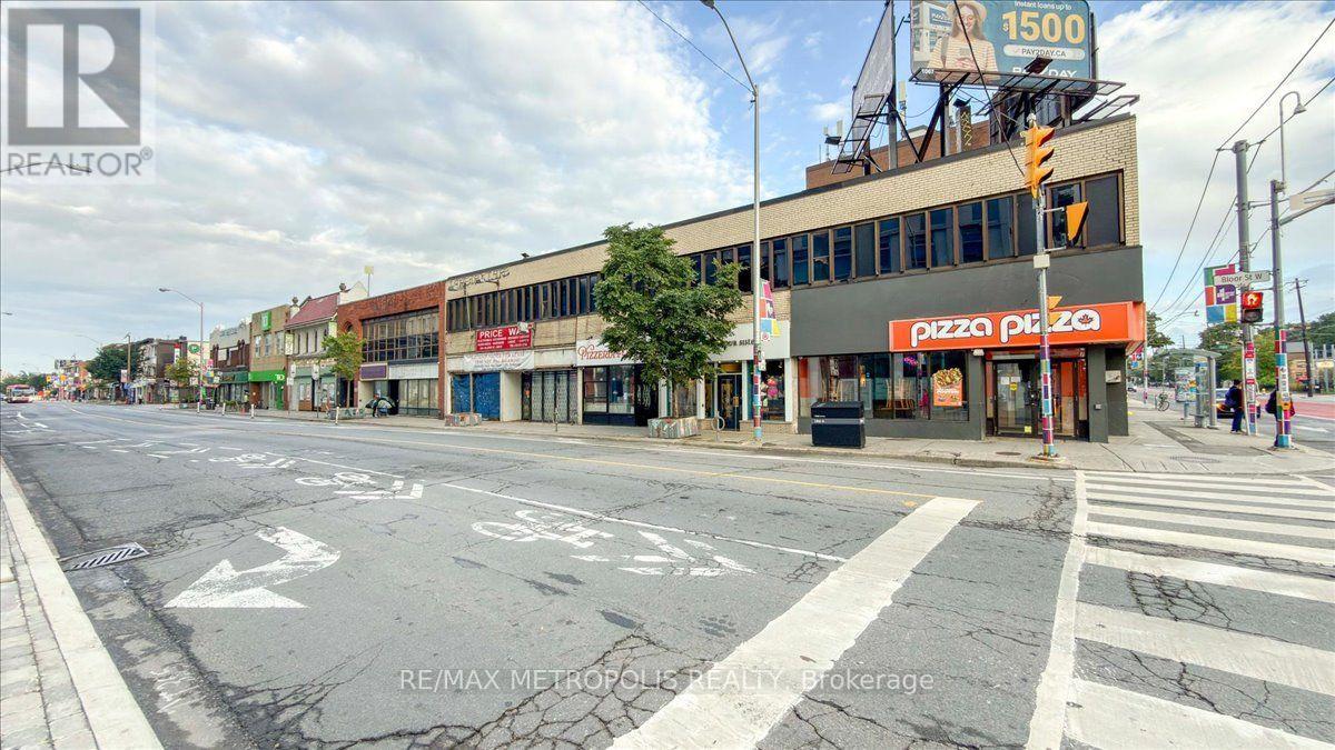 558 Bloor St Street, Toronto, Ontario  M6G 1K1 - Photo 3 - C13708304