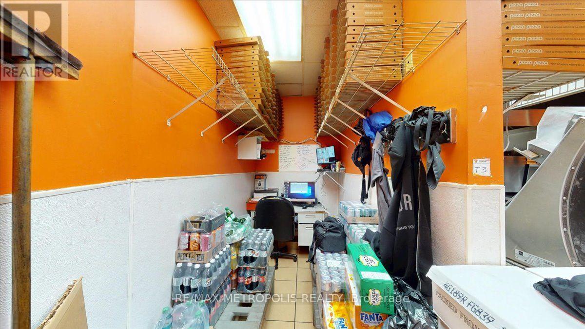 558 Bloor St Street, Toronto, Ontario  M6G 1K1 - Photo 32 - C13708304