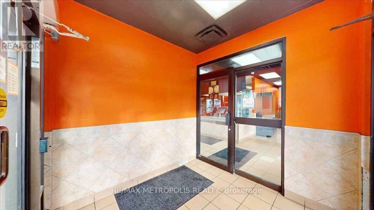 558 Bloor St Street, Toronto, Ontario  M6G 1K1 - Photo 8 - C13708304