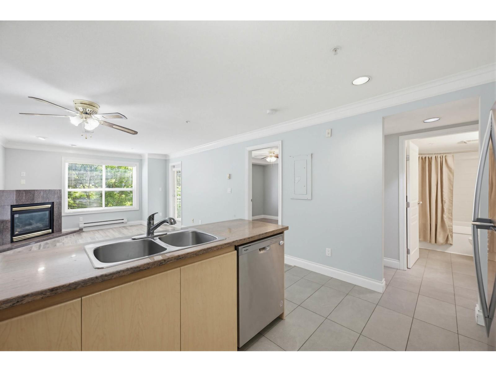 202 8115 121a Street, Surrey, British Columbia  V3W 1J2 - Photo 2 - R3117236