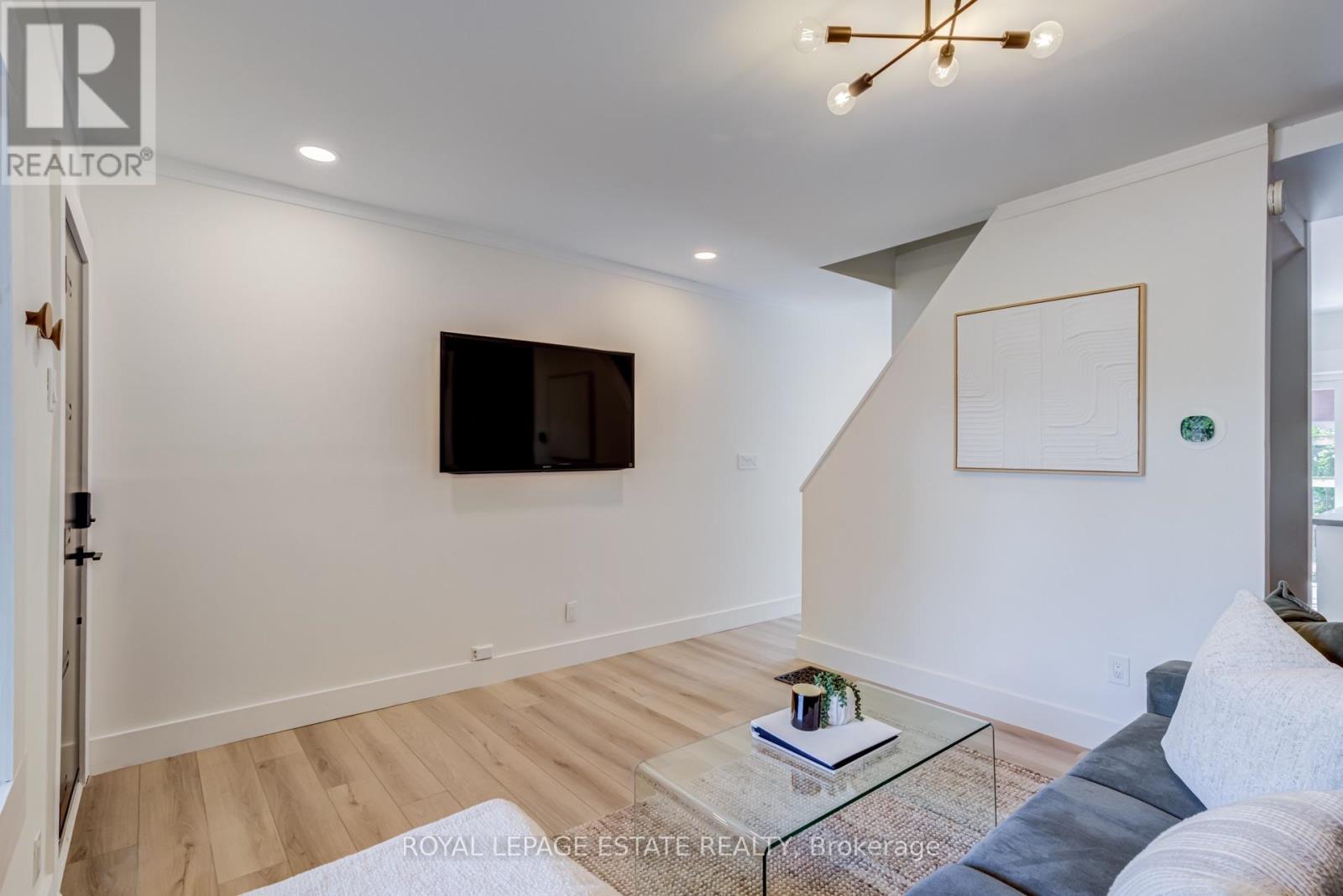 43 Fairford Avenue, Toronto, Ontario  M4L 2J9 - Photo 7 - E13708374