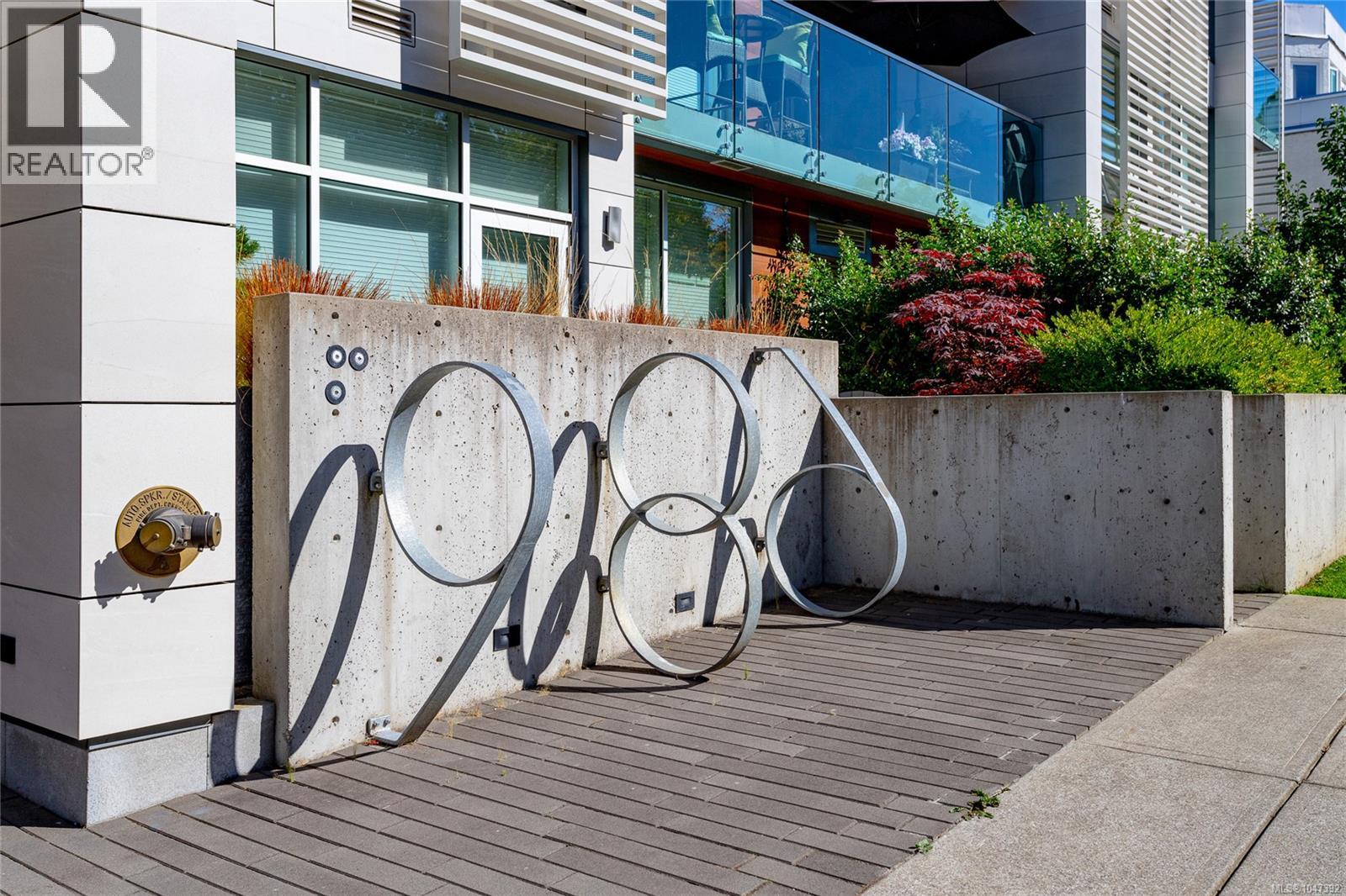 401 986 Heywood Ave, Victoria, British Columbia V8V 2Y6 - Photo 4 - 1047392