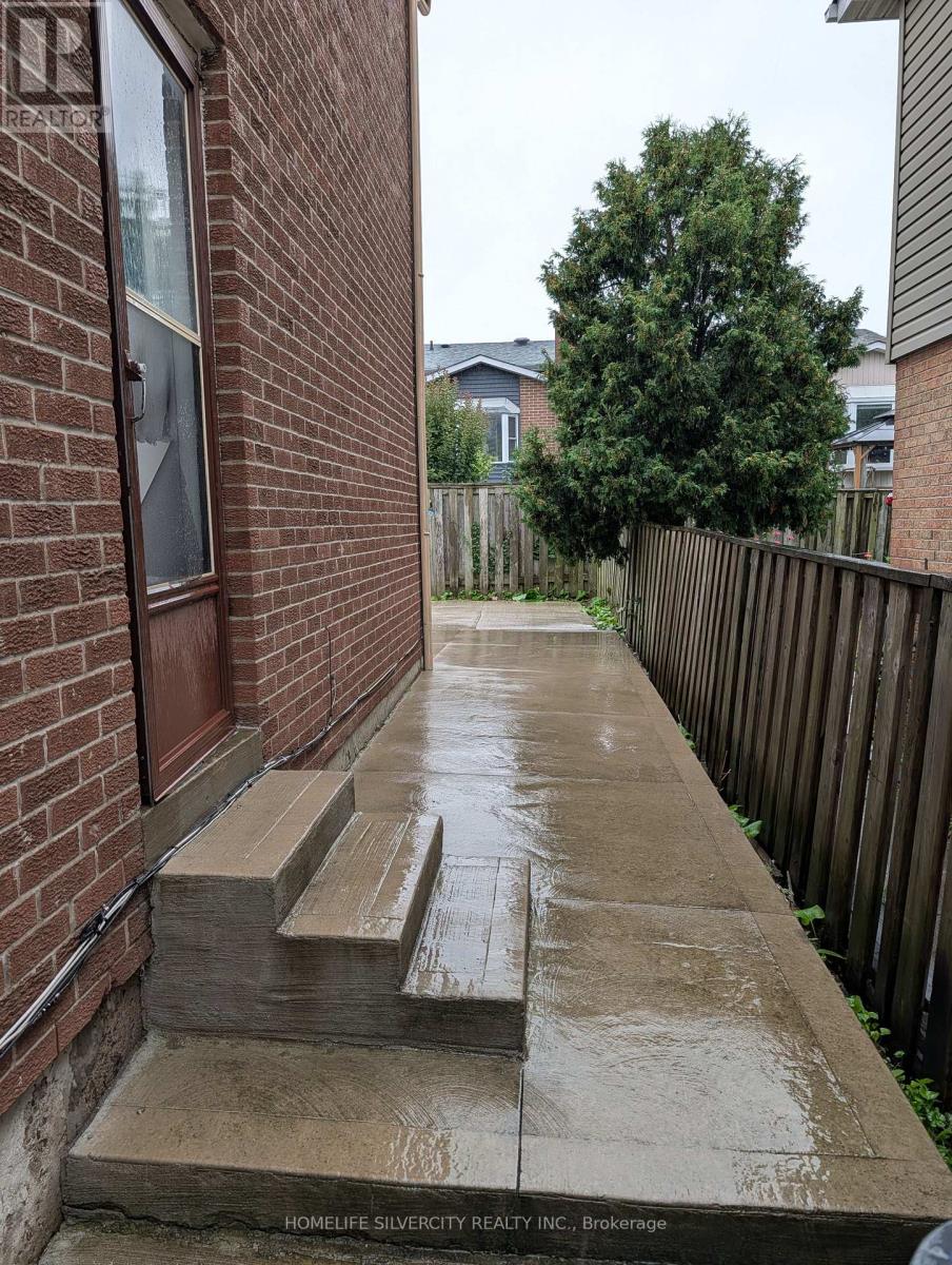117 Simmons Boulevard, Brampton, Ontario  L6V 3X4 - Photo 2 - W13708500