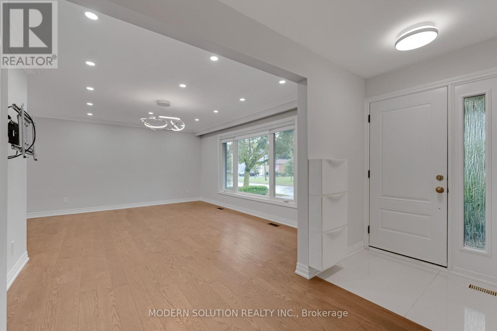 2 Caswell Drive, Toronto, Ontario  M2M 3L9 - Photo 3 - C13708606