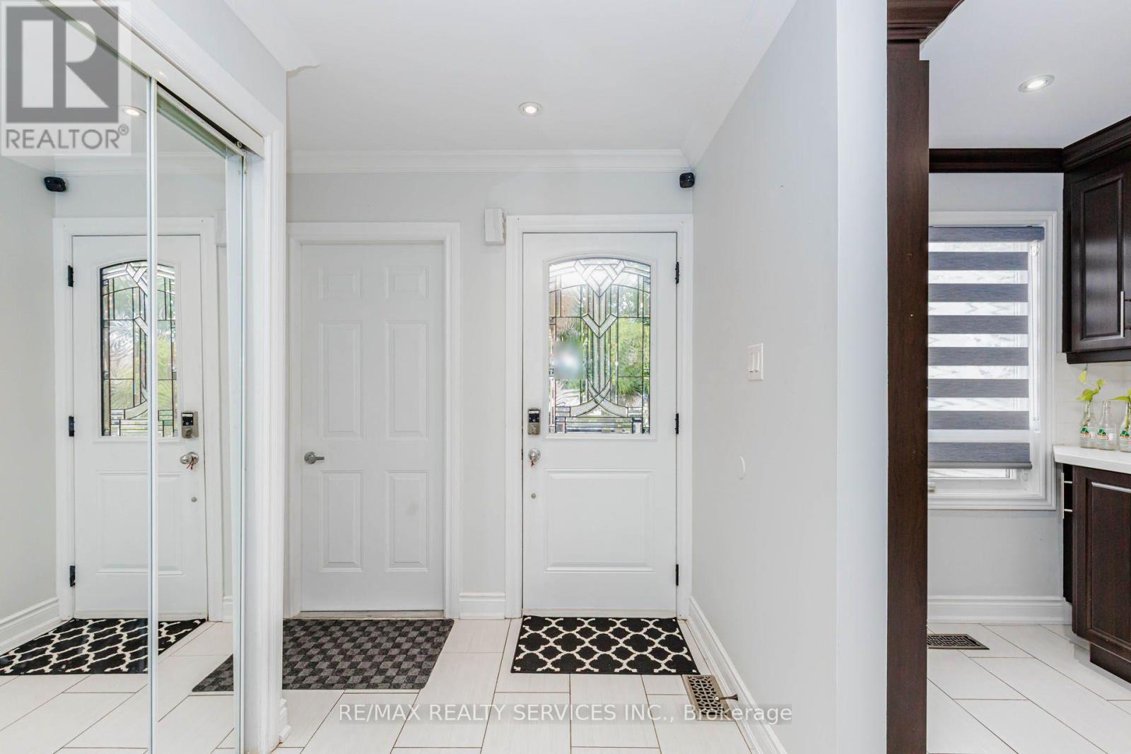 20 Murdoch Drive, Brampton, Ontario  L6X 3Y2 - Photo 3 - W13708626