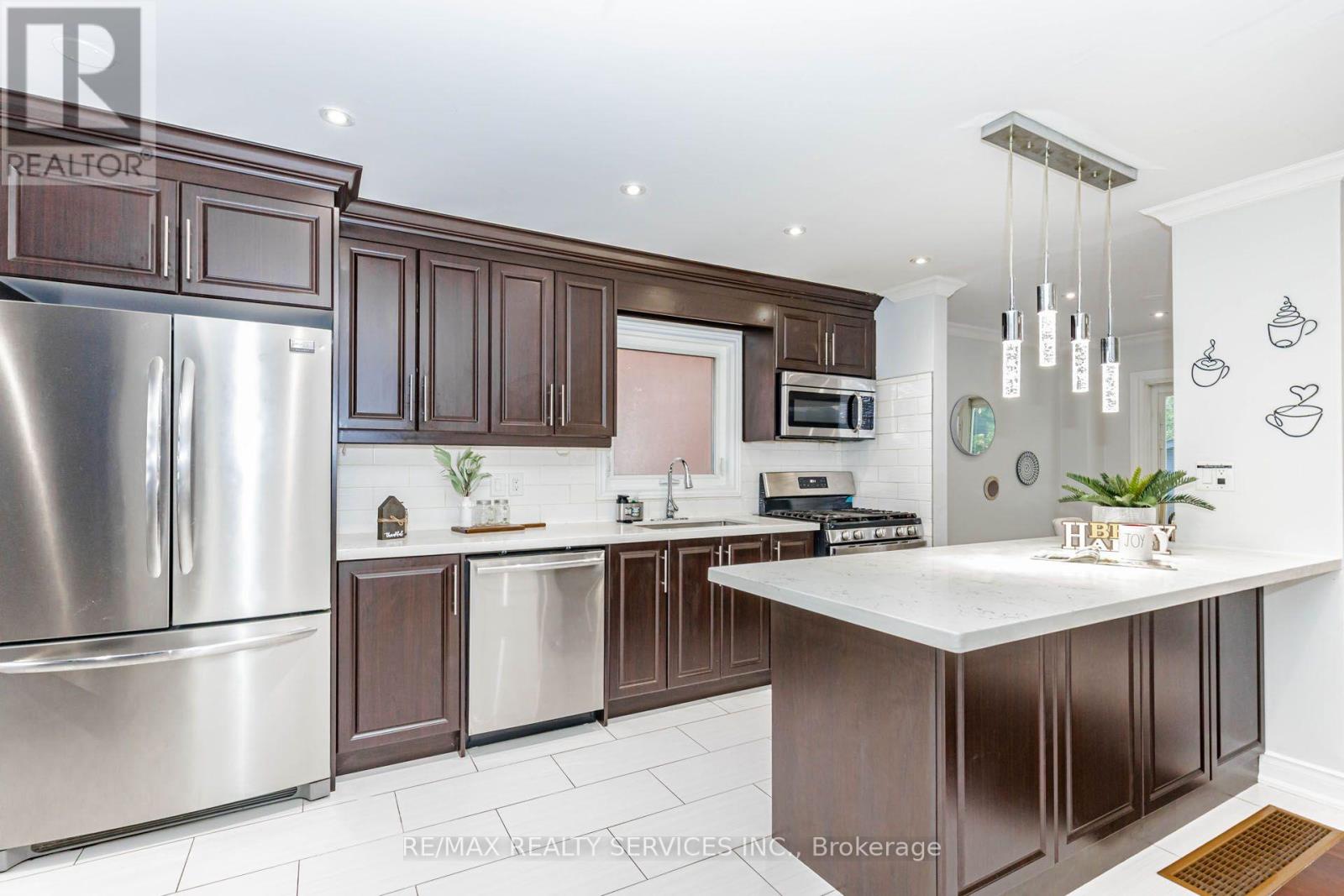 20 Murdoch Drive, Brampton, Ontario  L6X 3Y2 - Photo 5 - W13708626