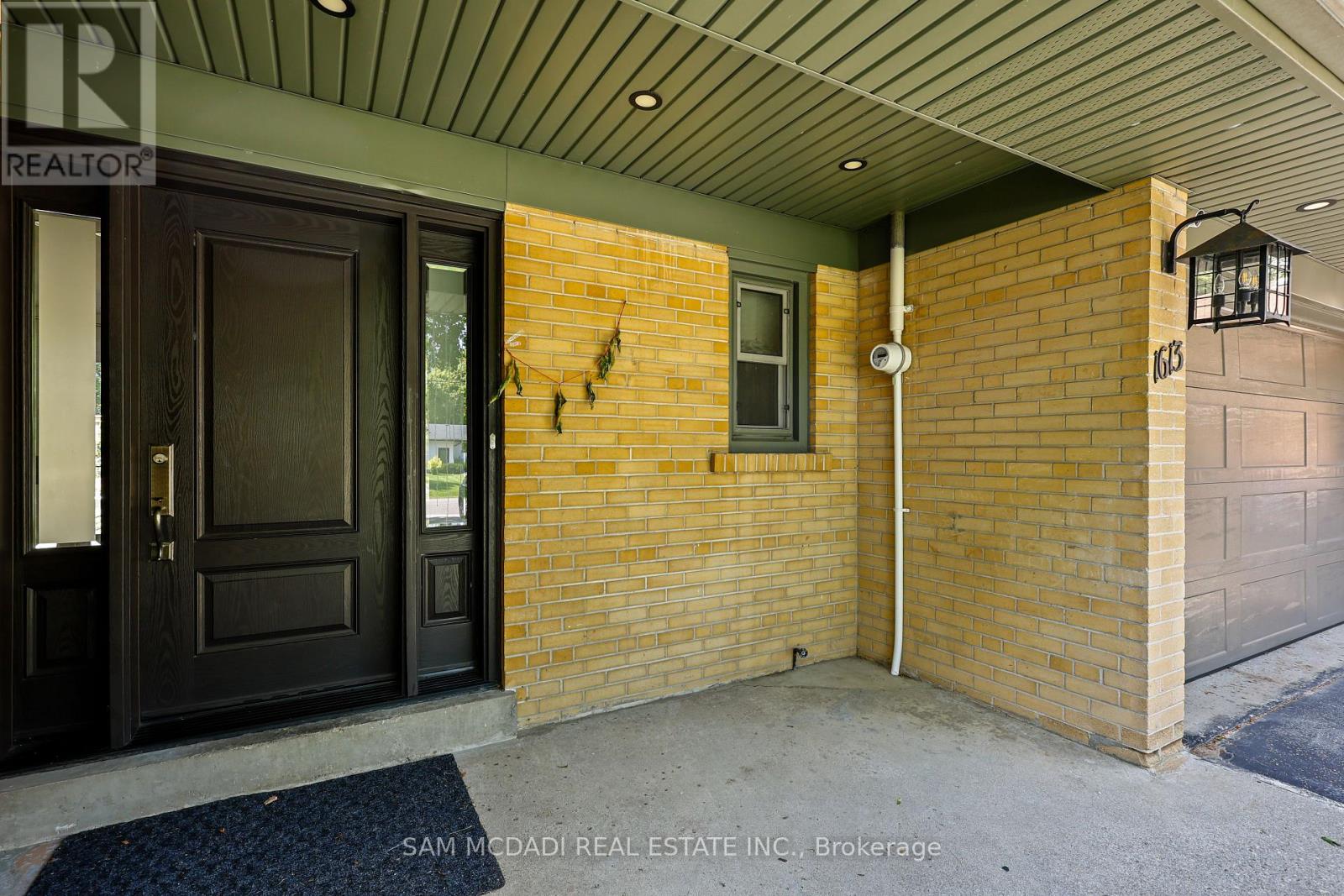 1613 Wembury Road, Mississauga, Ontario  L5J 2L8 - Photo 2 - W13708668