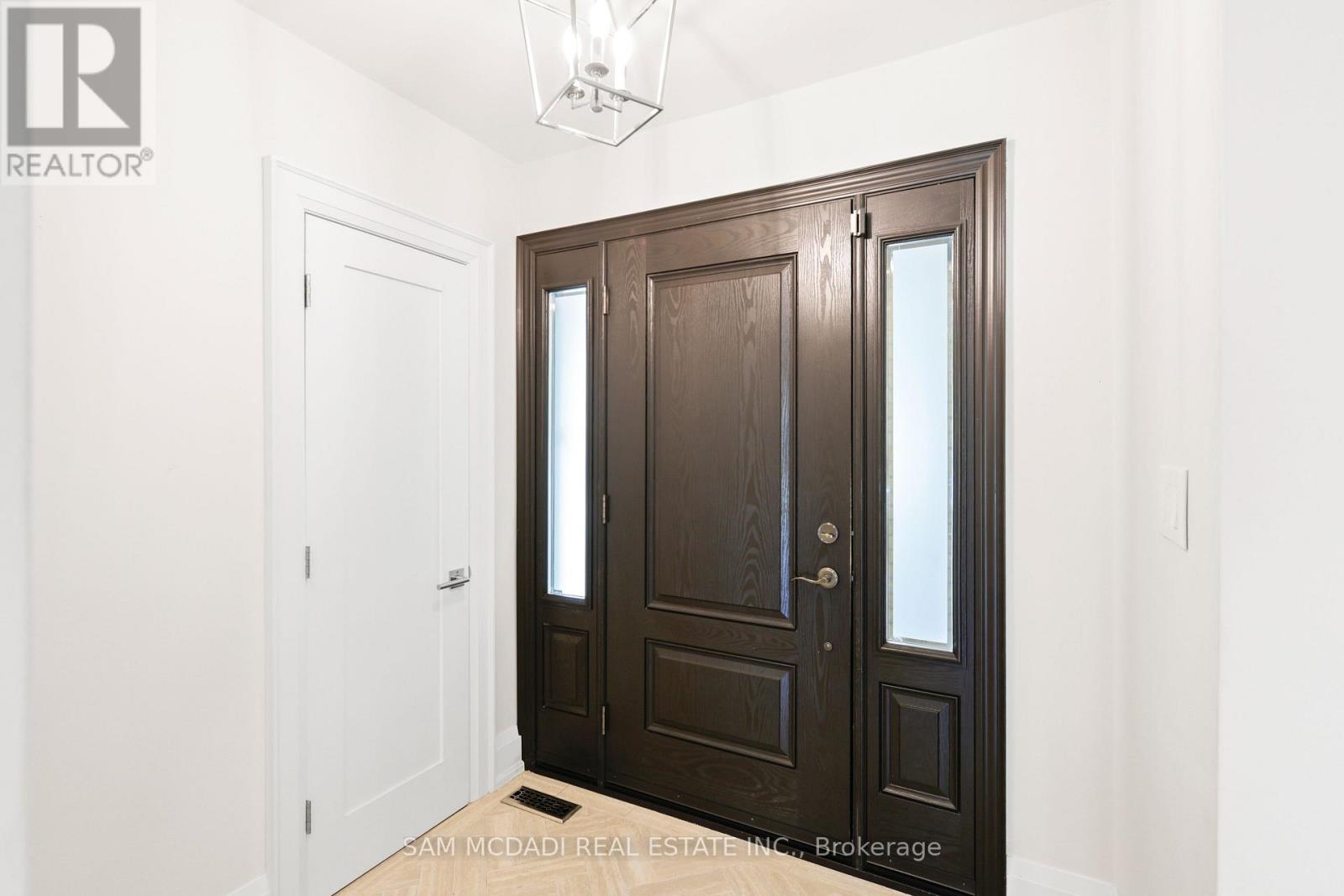 1613 Wembury Road, Mississauga, Ontario  L5J 2L8 - Photo 3 - W13708668