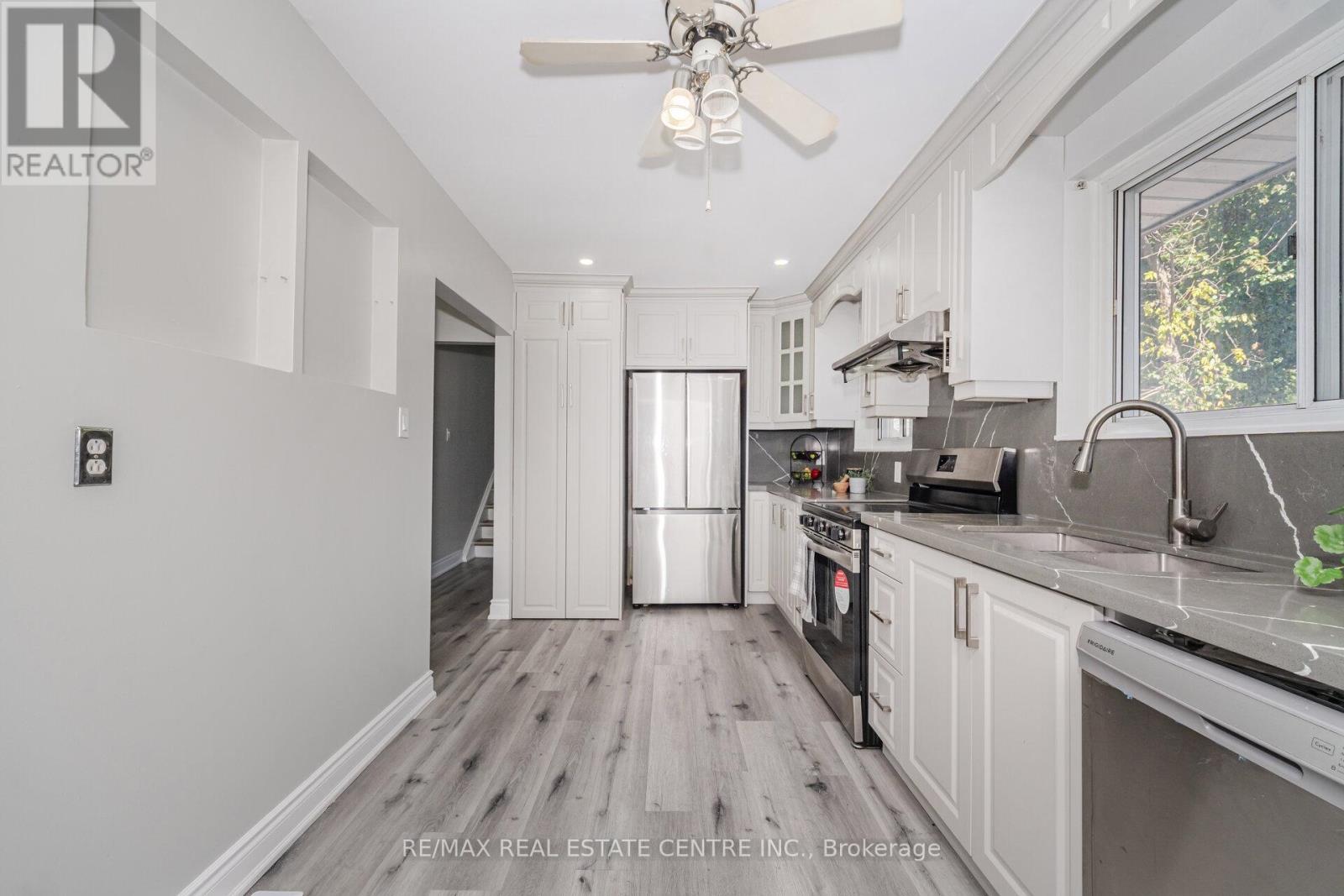 34 Windermere Court, Brampton, Ontario  L6X 2L6 - Photo 2 - W13708672