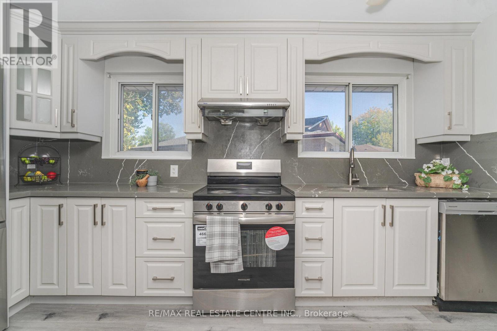 34 Windermere Court, Brampton, Ontario  L6X 2L6 - Photo 8 - W13708672