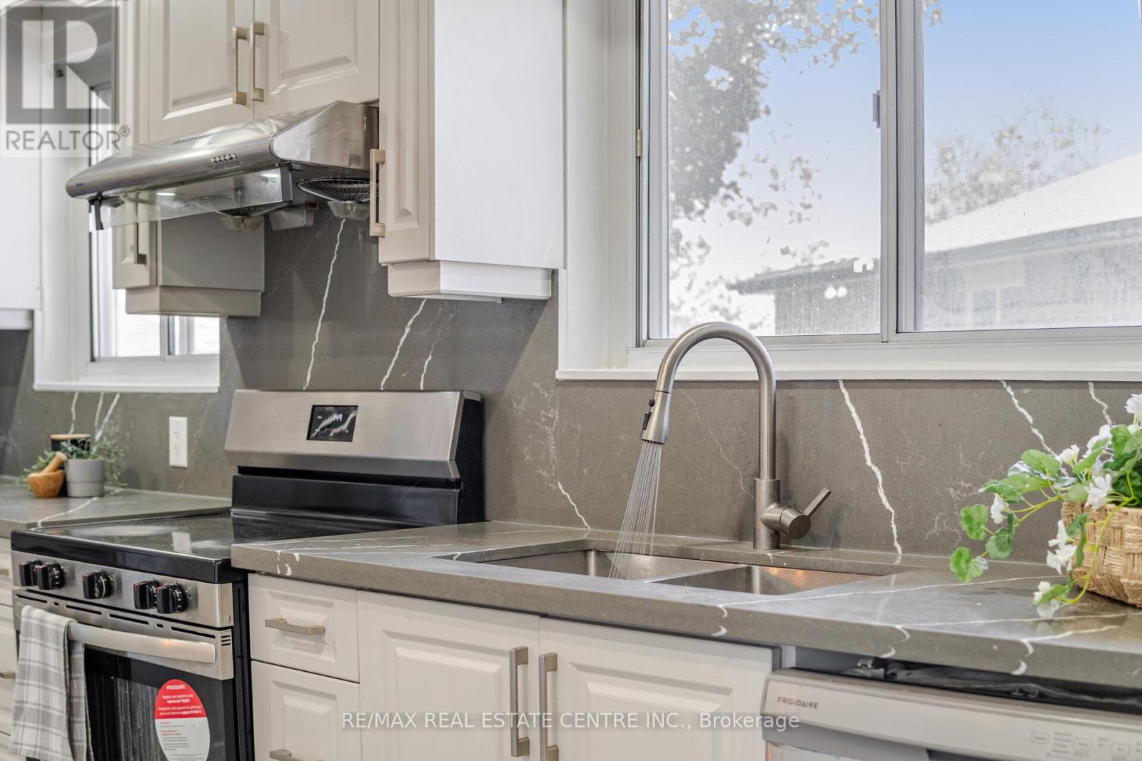 34 Windermere Court, Brampton, Ontario  L6X 2L6 - Photo 7 - W13708672